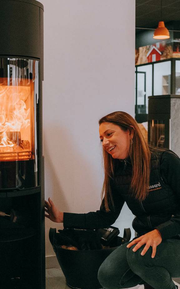 femme devant un poele en feu