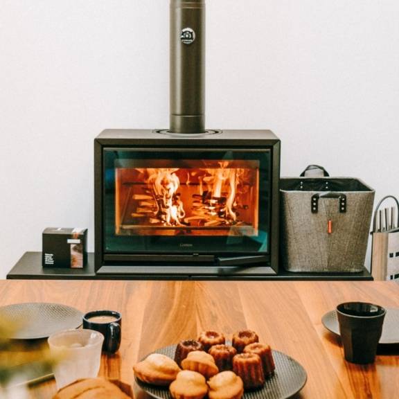 Poêle à bois Contura 330 dans une maison familiale