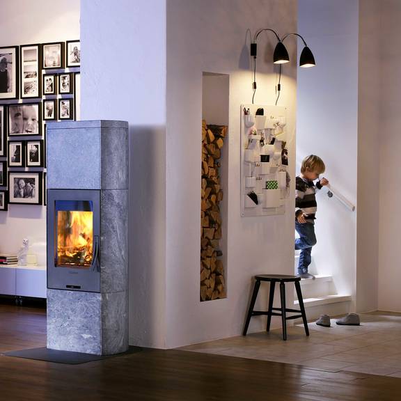 Poêle à bois C34T par Contura installé dans une maison familiale.
