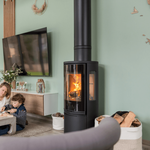 Poêle à bois Contura 556 Style en feu installé dans le salon d'une maison moderne