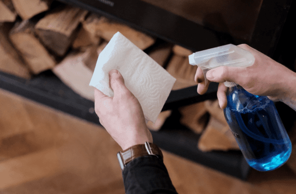 2 solutions naturelles pour nettoyer la vitre de votre cheminée : Femme  Actuelle Le MAG
