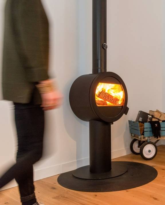 Poêle à bois Nordpeis Me Pedestal installé dans une maison d'hôtes