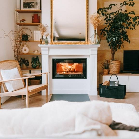 Poêle à bois Studio 1 installé dans le salon une maison de charme