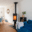 poêle à bois Nordpeis Quadro en feu dans la pièce à vivre d'une maison moderne