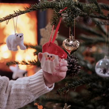 Sapin de Noël au coin du feu