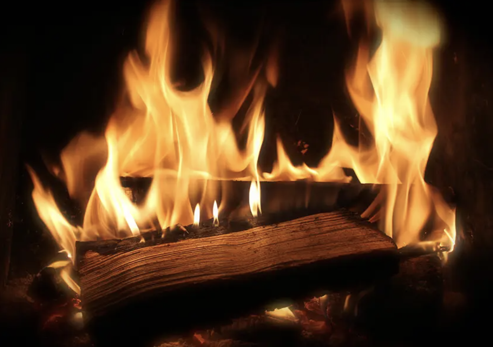 Pourquoi le feu de bois est indispensable pour réussir vos soirées d'hiver