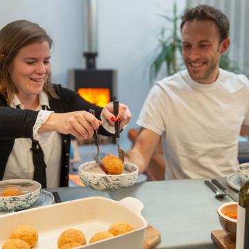 Déjeuner en cuisine au coin du feu