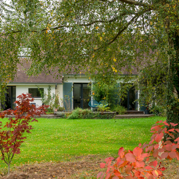 Joli jardin d’une maison normande chauffée par un poêle de masse Aäsgard