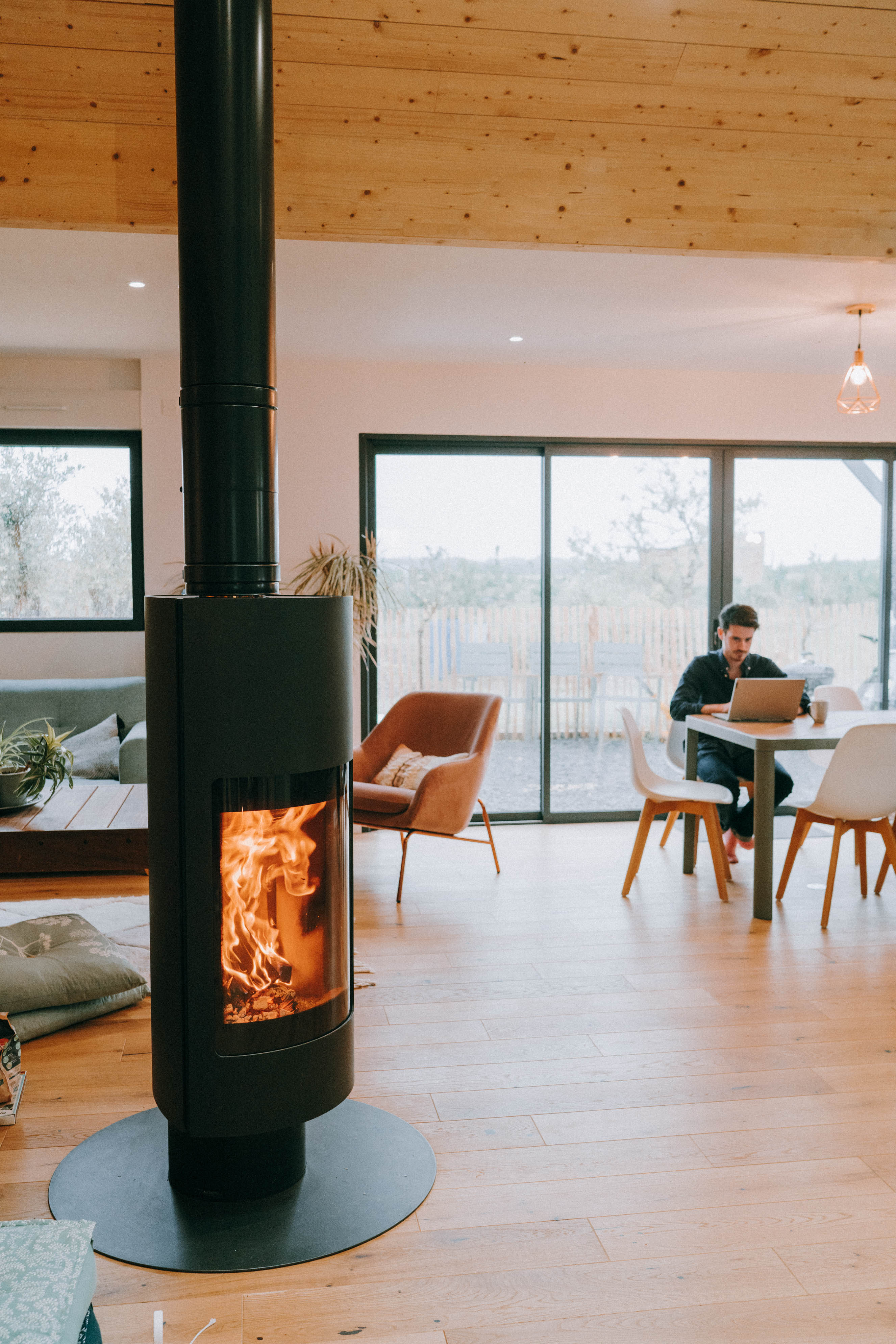 Comment choisir et installer une plaque de protection pour poêle à bois