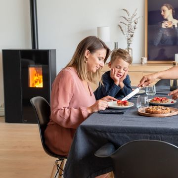 Déjeuner en famille à côté du poêle à granulés Aäsgard