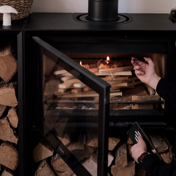 Vitre propre et allumage du poêle à bois