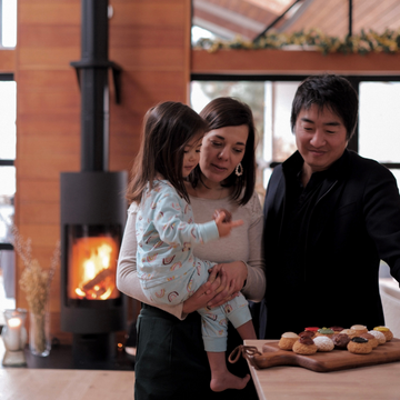 La famille Barba à côté de leur poêle à bois Aäsgard