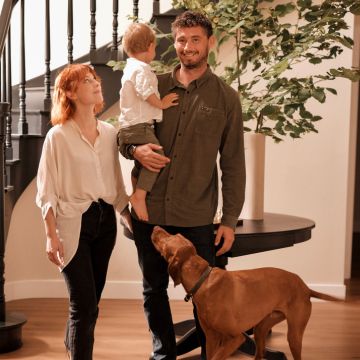 Coralie, Jackson et leur fils Isaac accompagnés de leur chien Obi