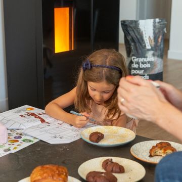 Goûter et coloriage à côté du poêle à granulés Aäsgard