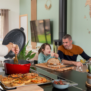 Déjeuner en famille au coin du feu