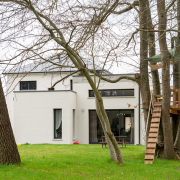 photo de la maison au toit plat depuis le jardin