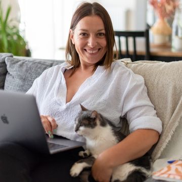 Gaëlle Lamoureux et son chat dans sa nouvelle maison