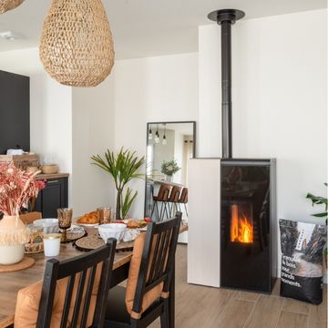 Poêle à granulés en feu dans la salle à manger d’une maison neuve