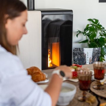 Petit déjeuner à côté du poêle à granulés Aäsgard