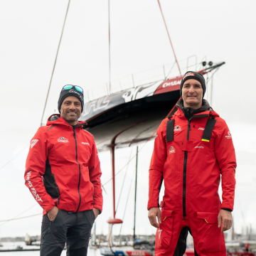 À gauche Franck Cammas, à droite Jérémie Beyou, skippers du Charal Sailing Team