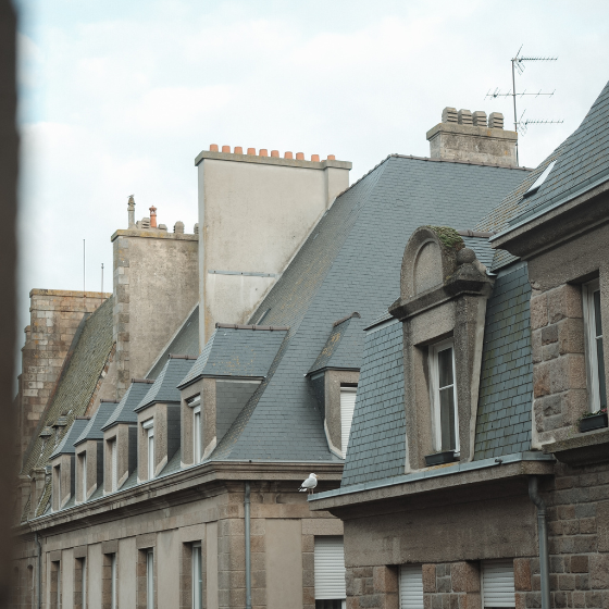 Les conduits de cheminée sur les toits de Saint-Malo intra muros