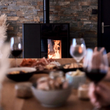 Soirée entre amis au coin du feu