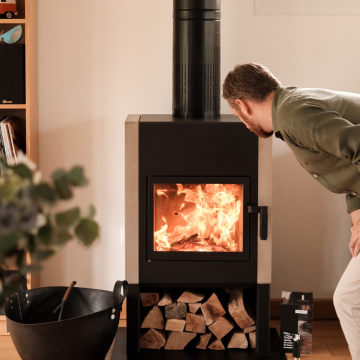 Poêle à bois Aäsgard en feu dans le salon