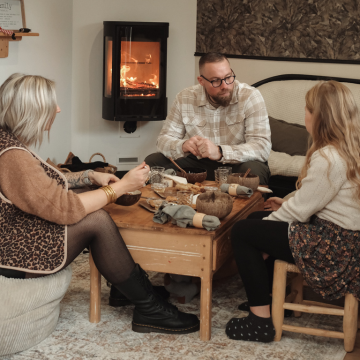 Dîner en famille au coin du feu