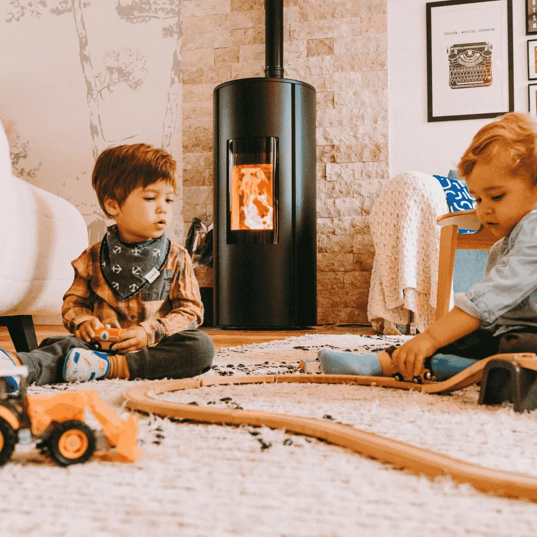 enfants qui jouent devant un poêle à granulés