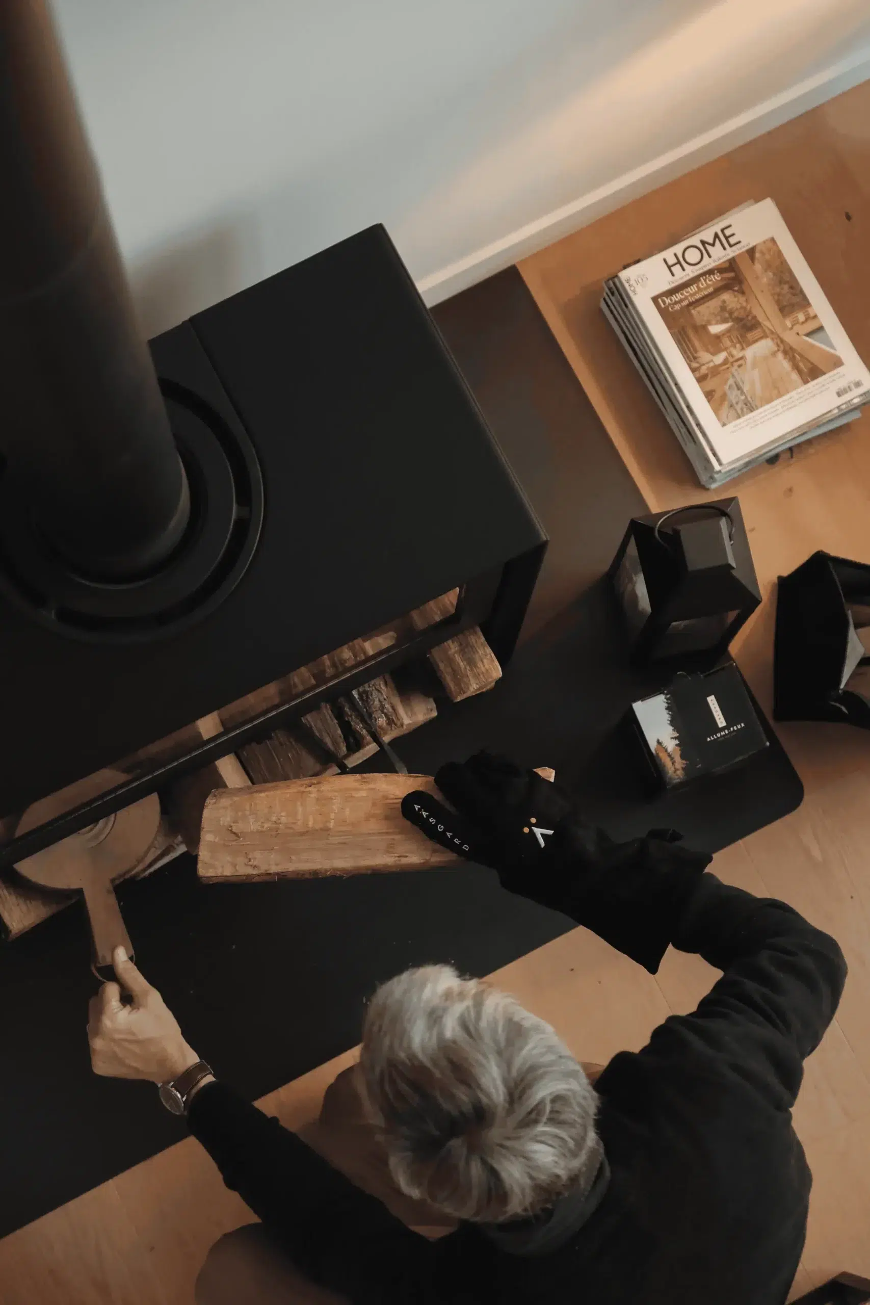 expert qui met une bûche dans un poêle à bois