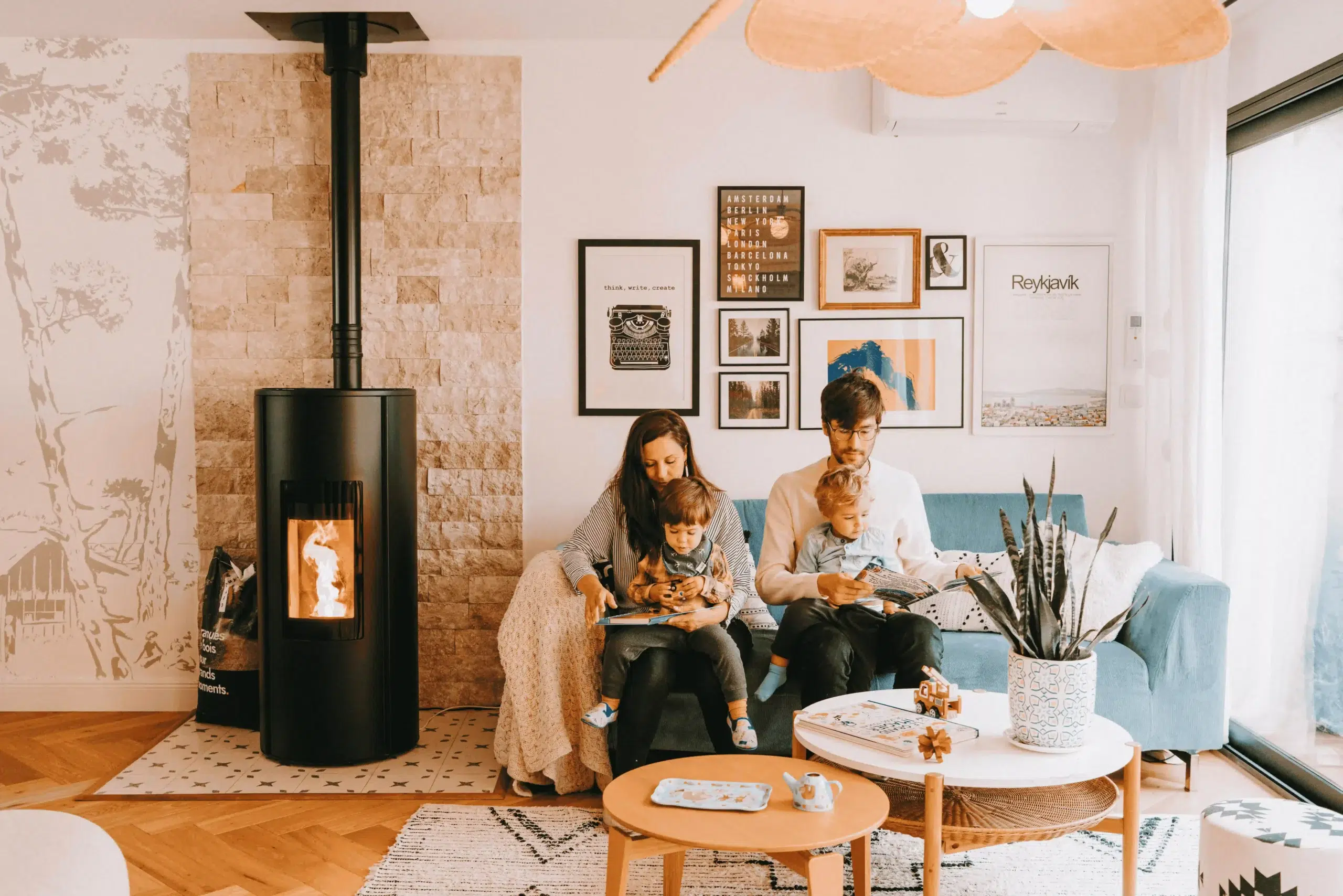 poêle à granumés animo avec une famille