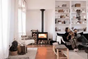 poêle à bois contura sur un banc