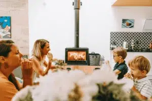 famille dans la cuisine devant un poêle en feu