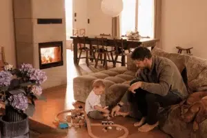 père et fils devant un poêle à bois