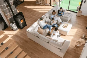 famille sur un canapé devant un poêle à granulés