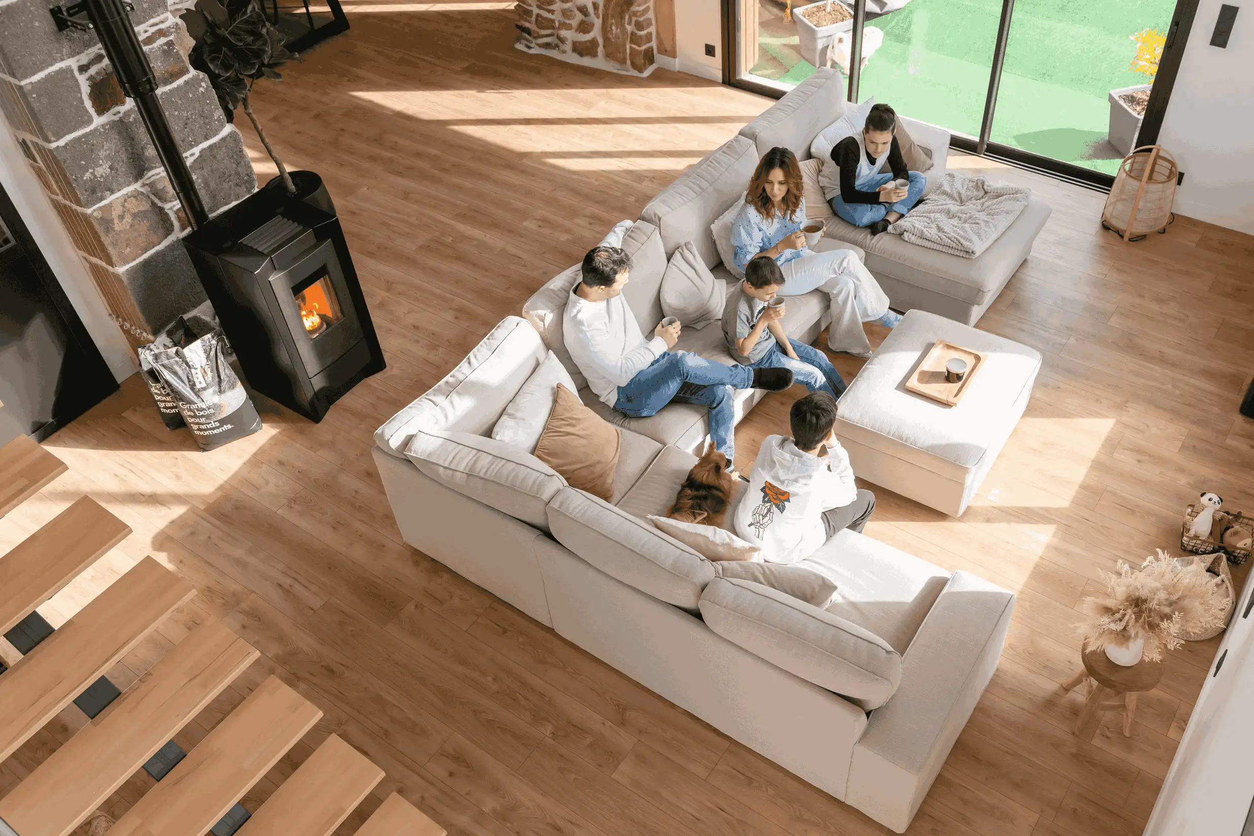 famille sur un canapé devant un poêle à granulés