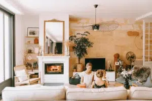 mère et fille devant un poêle à bois en feu dans une cheminée