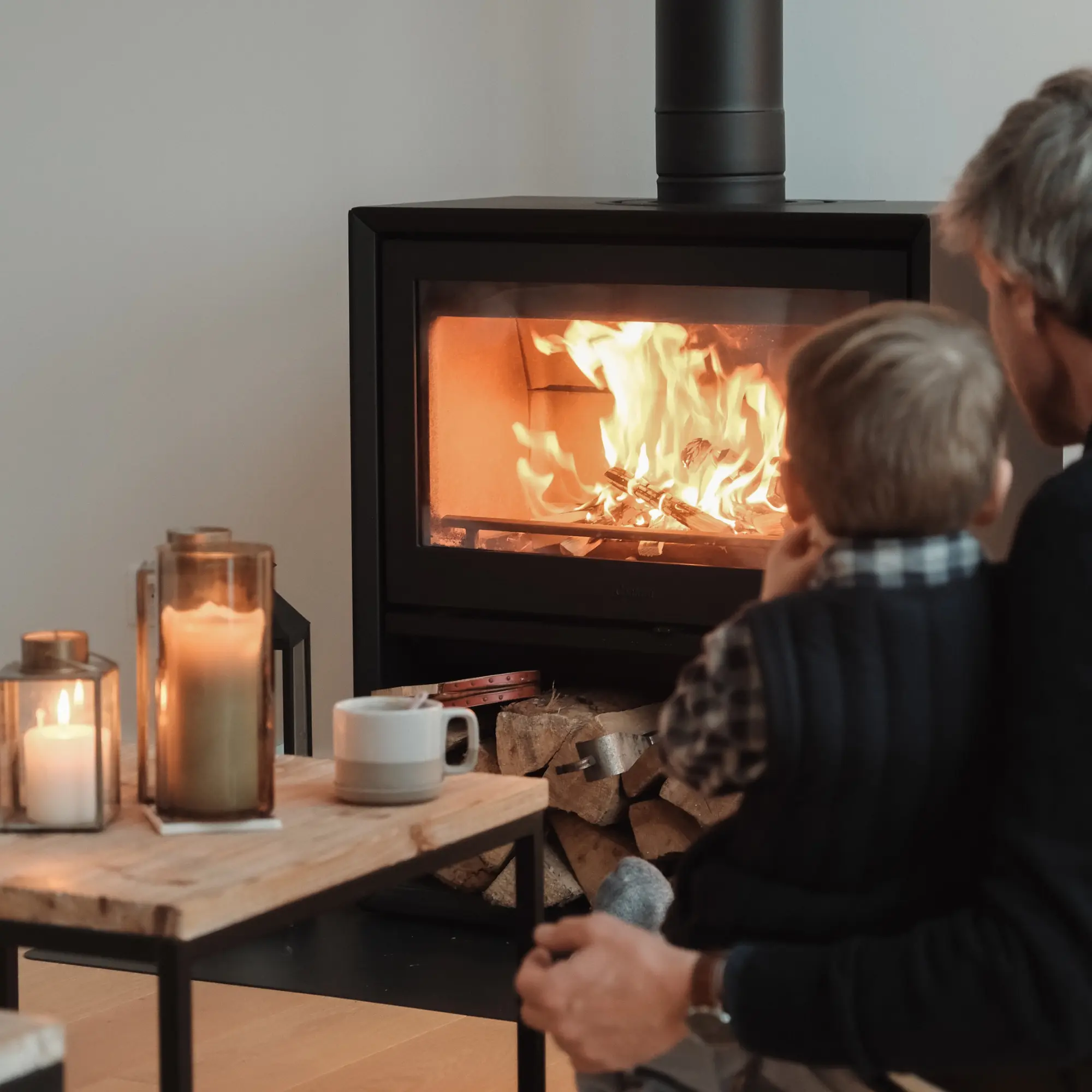 Boisson chaude devant la chaleur d'un poêle à bois